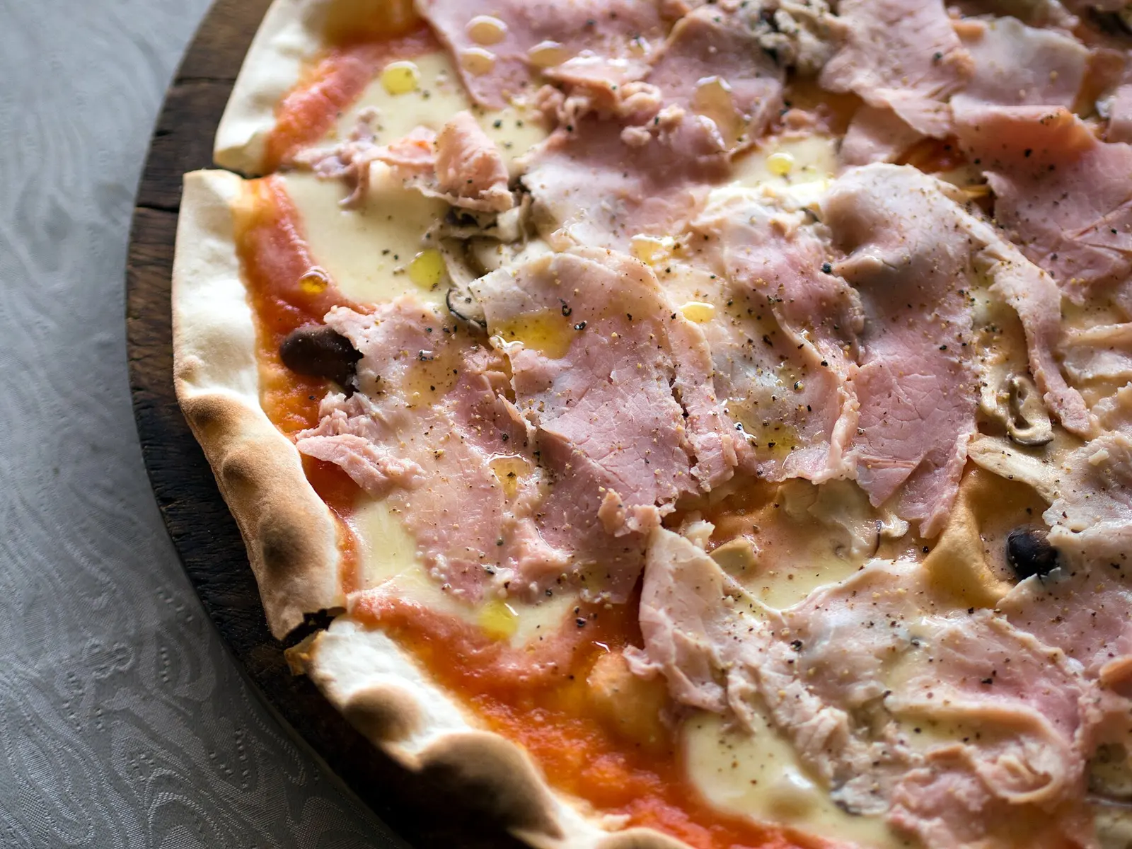 Pizza regina, pizza con funghi e prosciutto cotto e mozzarella di bufala : pizza with mushroom, cooked ham, and buffalo mozzarella, at an Italian restaurant in Chiang Mai,...