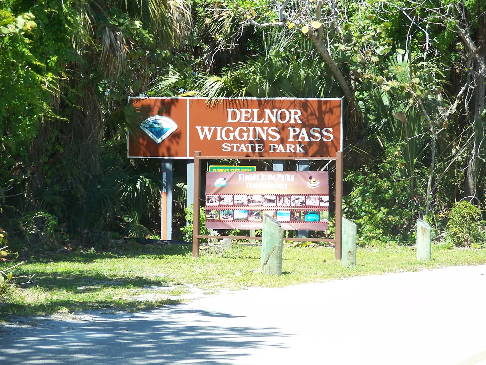 Collier County, Florida : Delnor-Wiggins Pass State Park : Park sign.