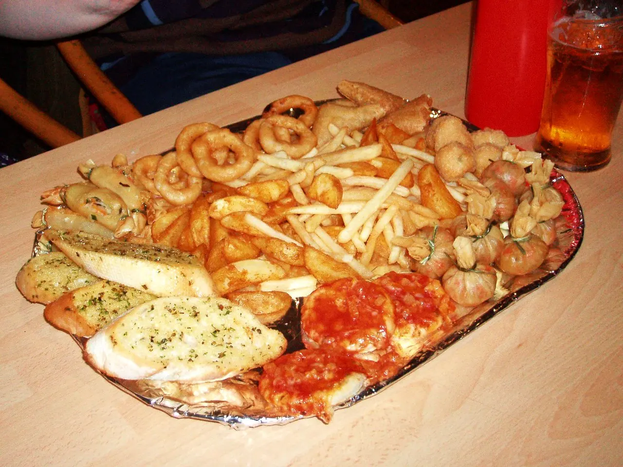 What a lot of fried food in the 'vegetarian' platter. I've also put the vegetarian in quote marks for a reason. And that's because, well, simply-put, it's not vegetarian....